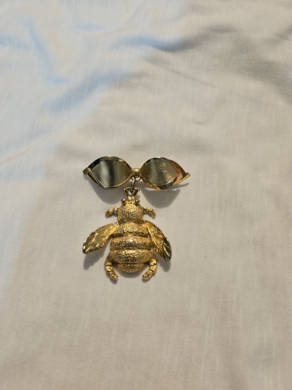 Gold Vintage Bee Brooch Pin - Decorative Women's Accessory